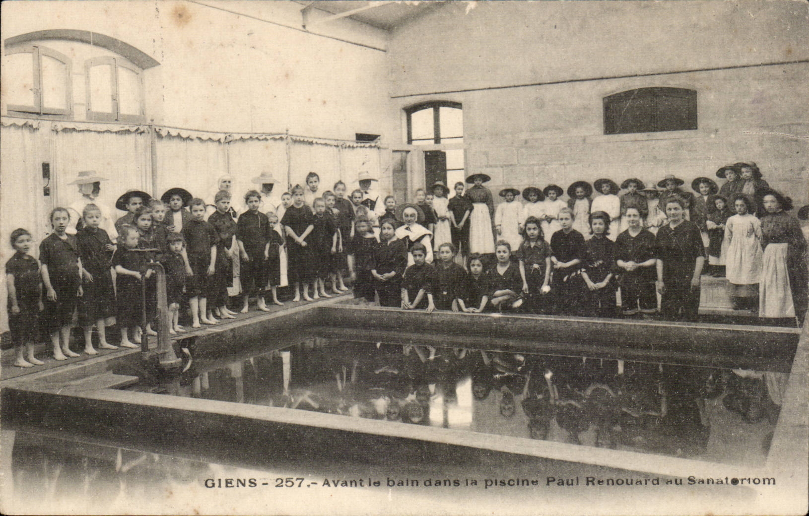 Giens CPA Avant le bain dans la piscine Paul Renouard au sanatorium (enfants) TOP
