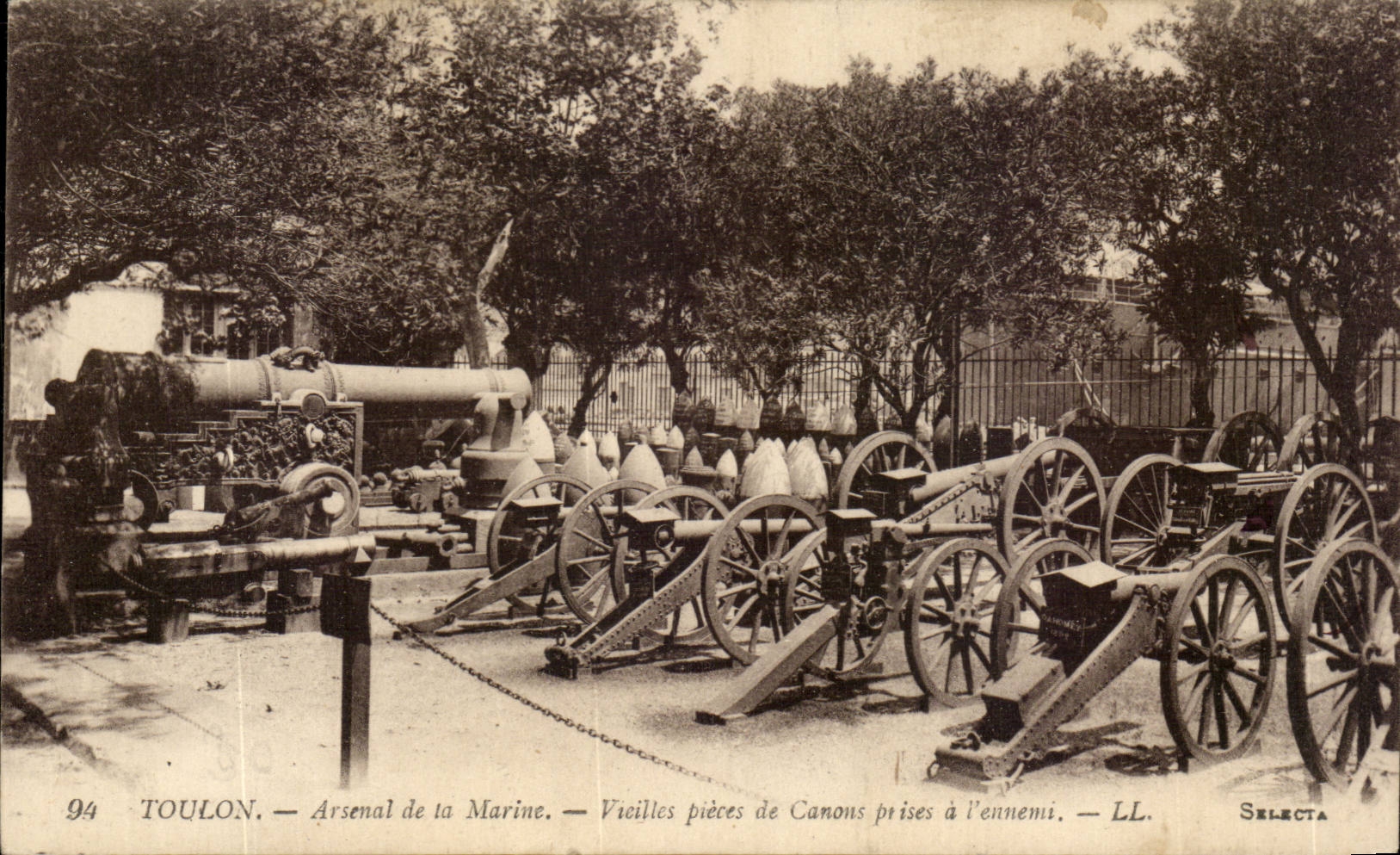 Toulon CPA Arsenal of the navy Old women parts of gun taken with the enemy