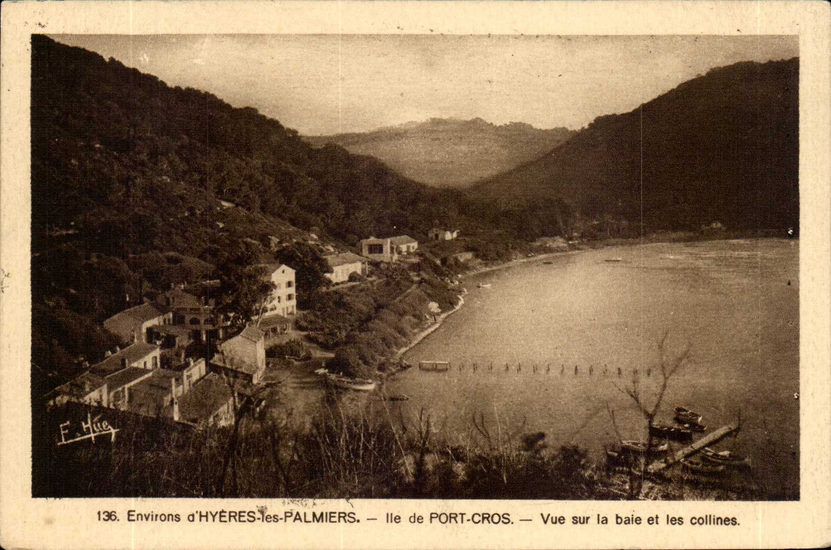 Umlagerungen von Hyeres Palmen CPA Insel des Portquerfeldeinrennens gesehen auf Bucht und die Hugel