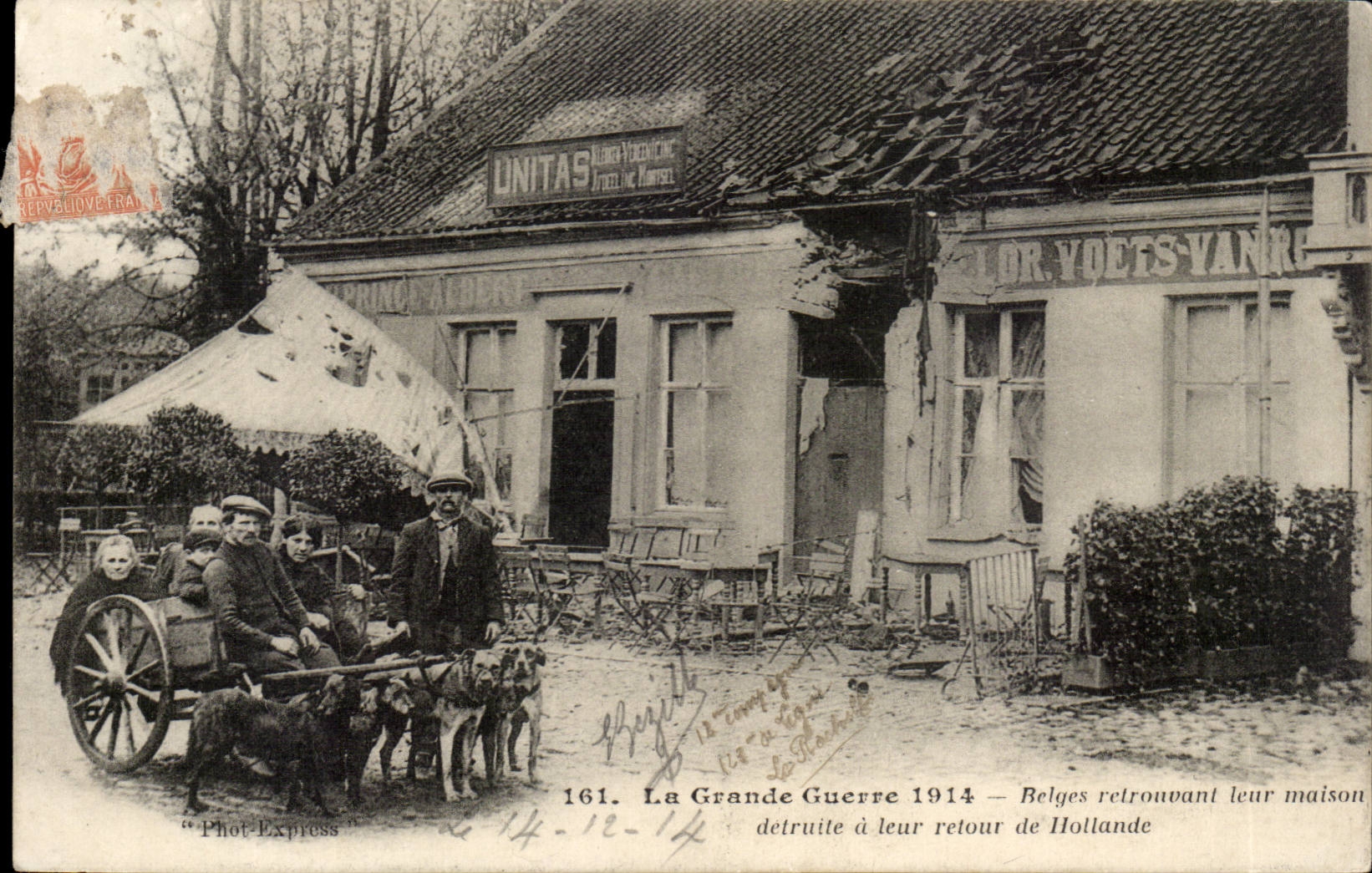 The Large War - 1914 - Belgians finding their destroyed house Netherlands has their return of - dog - CPA Voiture