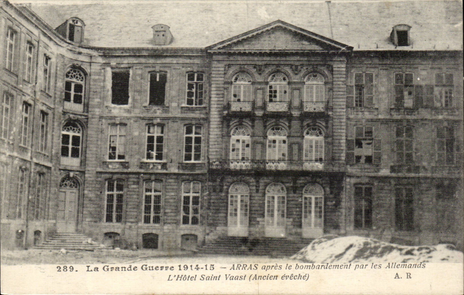Arras - Apres le bombardement par les Allemands - L'Hotel Saint Vaast - CPa„