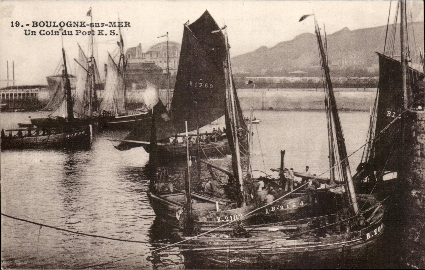 Boulogne auf Meer - eine Ecke des Hafens CPA
