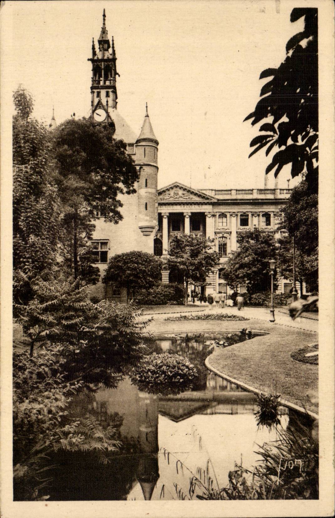 Toulouse - Le Donjon du Capitole et le Square CPA