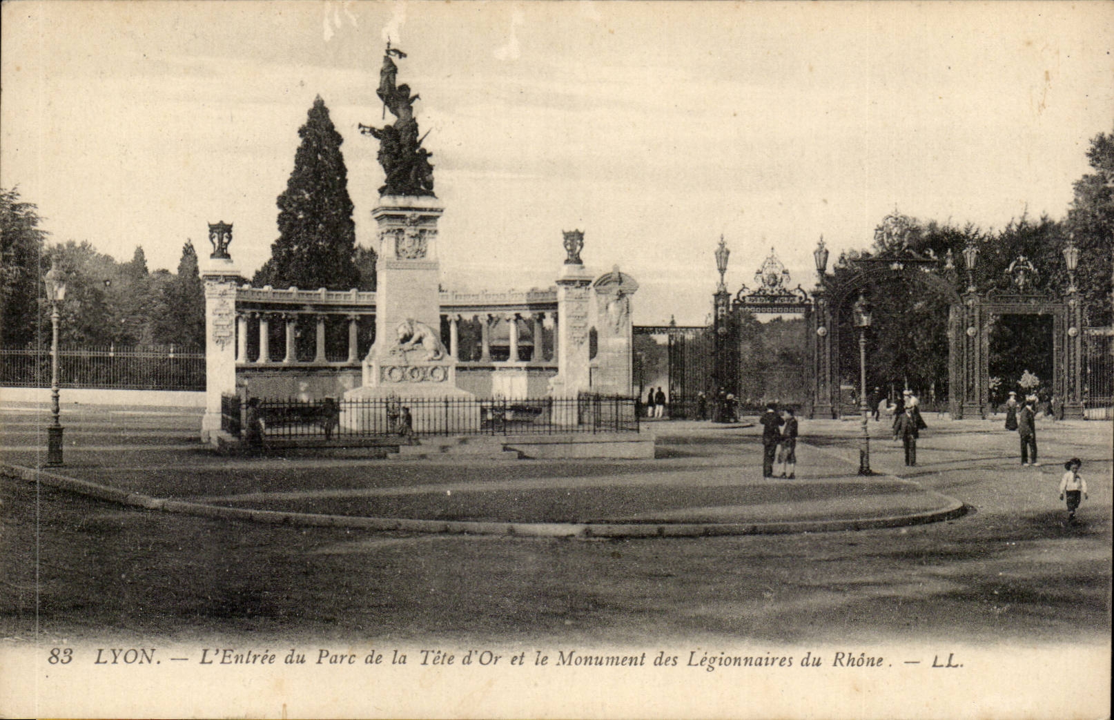 Lyon - Eingang des Parks des Goldkopfes und des Denkmales der Legionaries von der Rhône - Kind - CPA