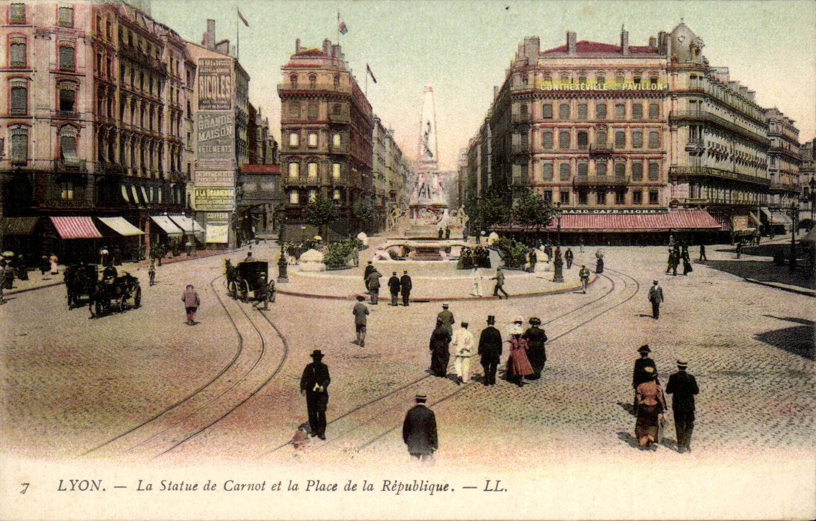 Lyon - Statue von Carnot und der Platz von der Republik - CPA