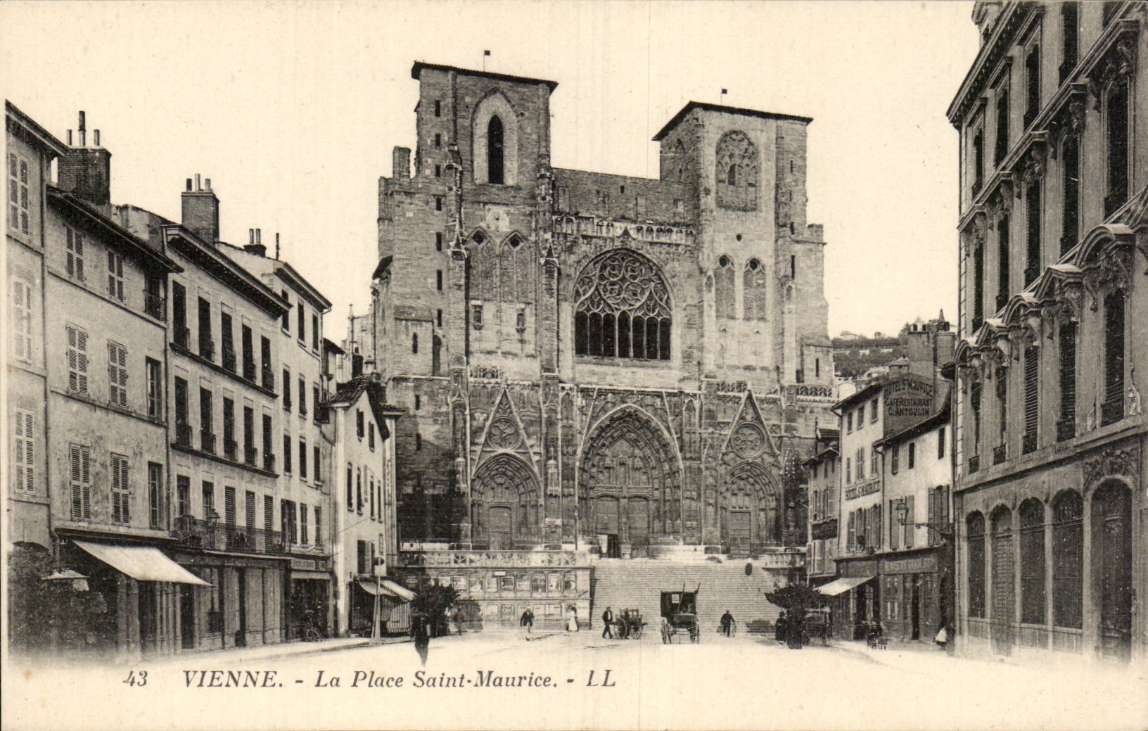 Vienne - La Place Saint Maurice - CPA 