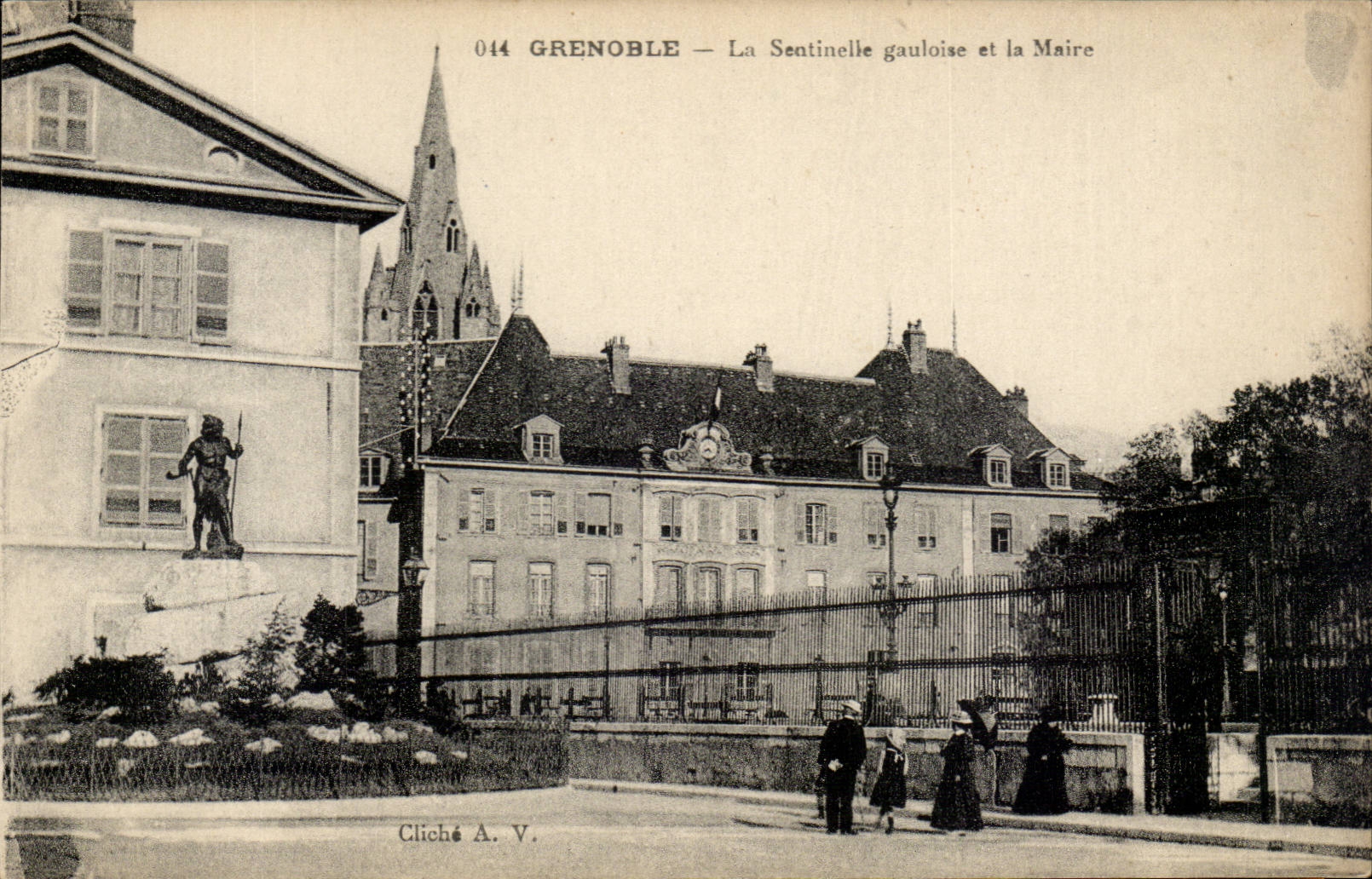 Grenoble - Gallic Sentinel and the Town hall - CPA