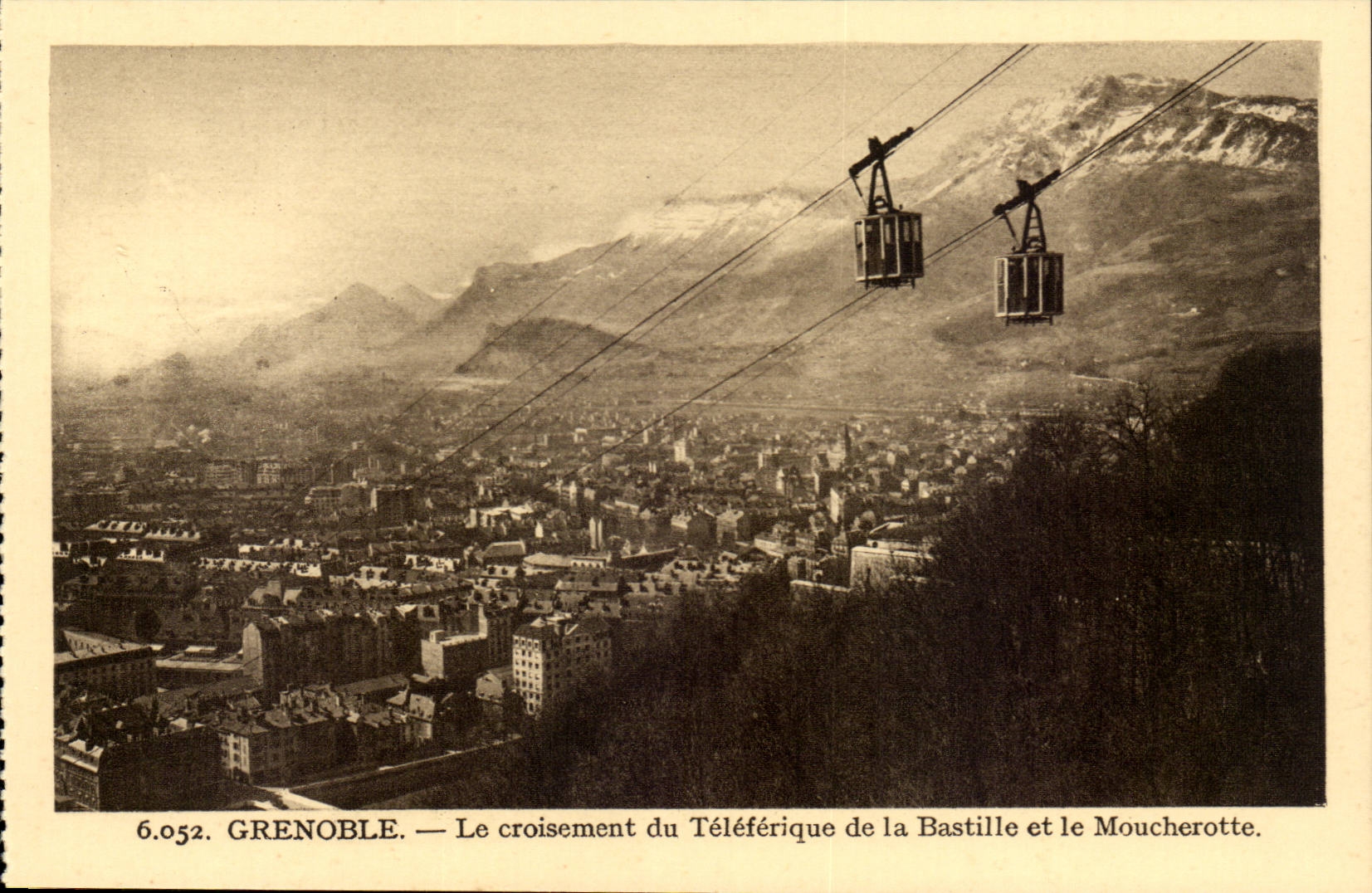 Grenoble CPA the crossing of the teleferic of the Bastille and Moucherotte