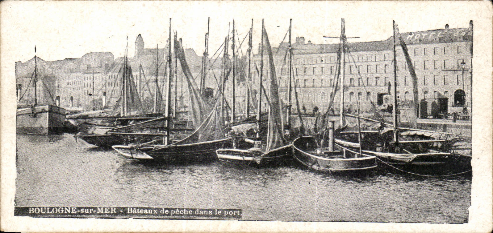 CPA Boulogne on Sea Boats of sin in the port (boat boat ship)