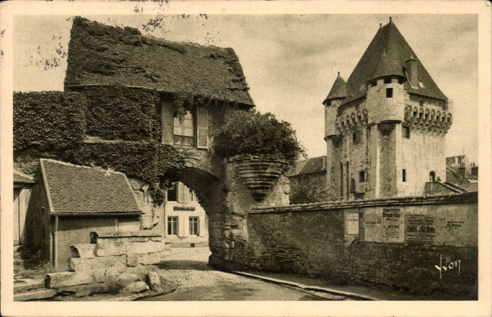 Nevers - Gate of Croux CPA