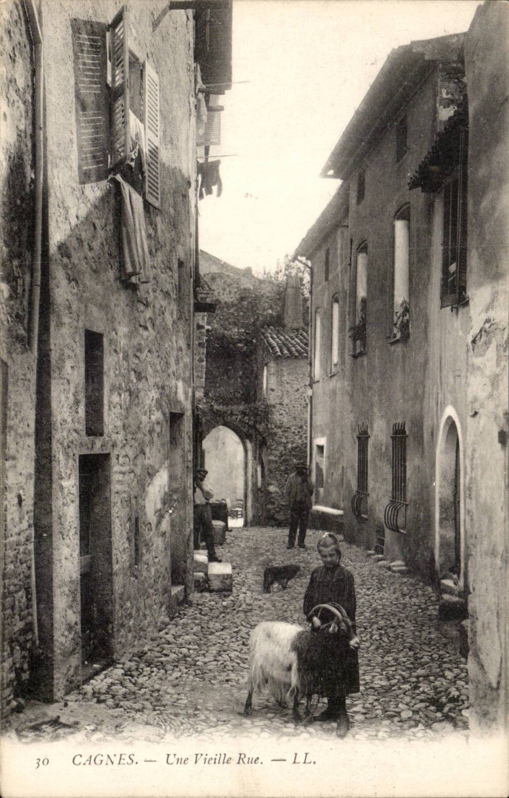 Cagnes - eine alte Strasse - Hunde- und Ziegeziege (Ziege) - CPA