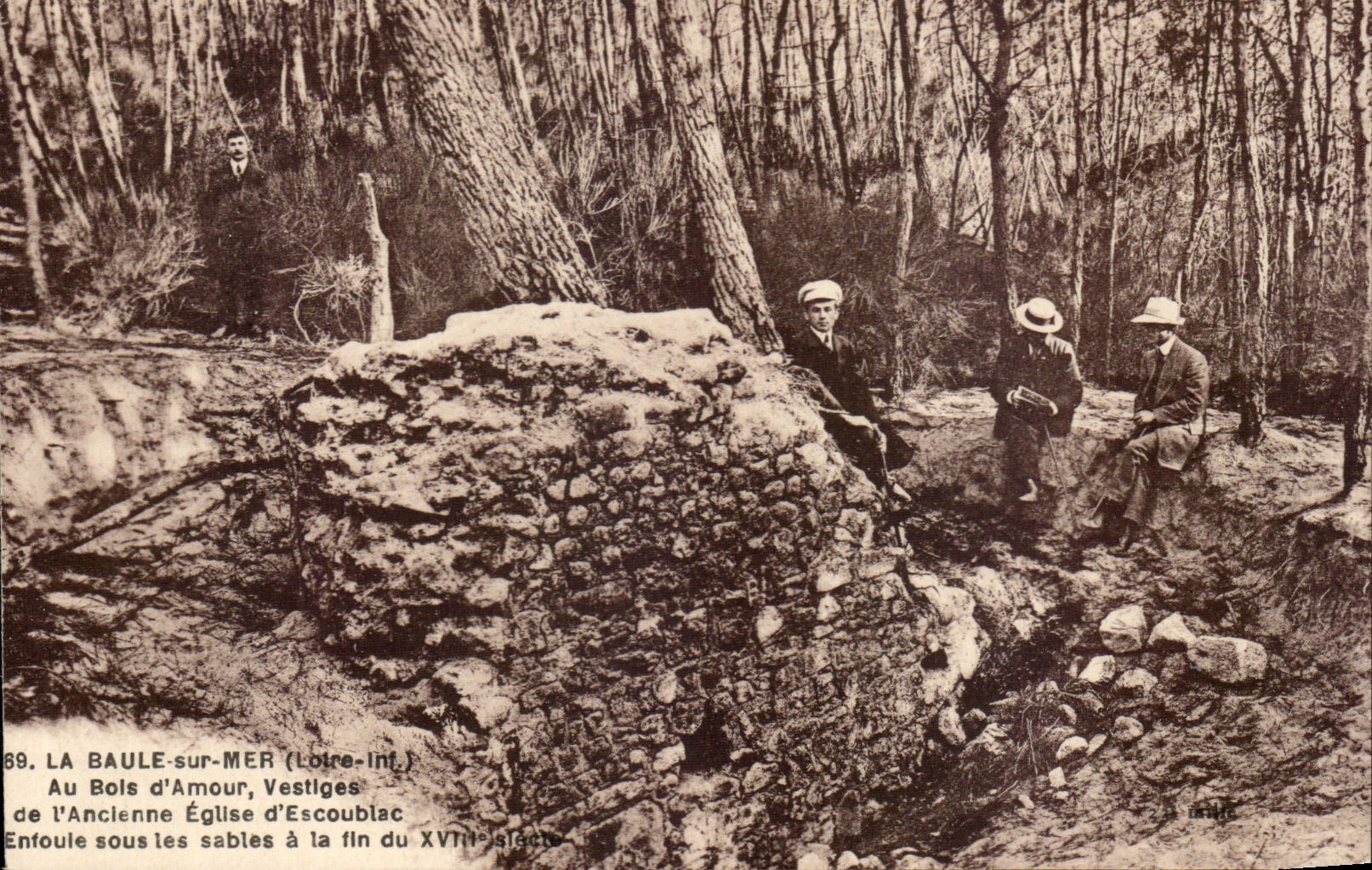 La Baule on Mer CPA With the wood of love vestige of old slips of Escoubiac