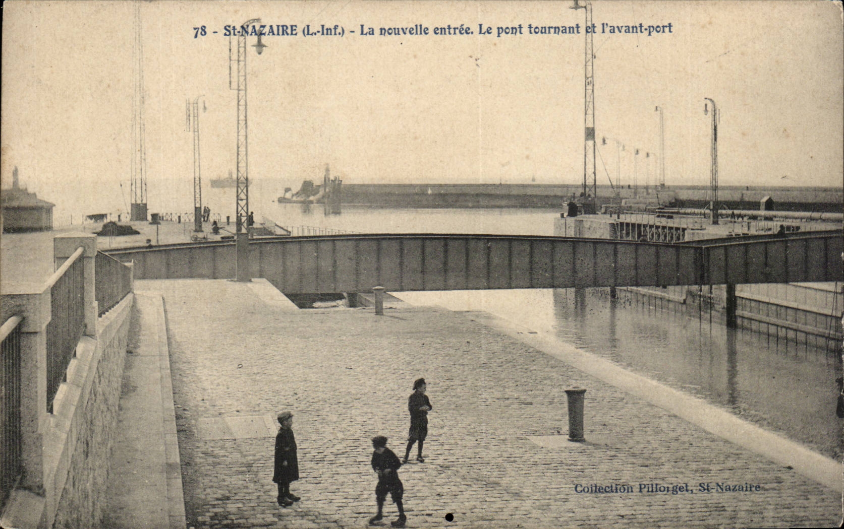 Saint Nazaire CPA the news Entering the bridge swing and before port
