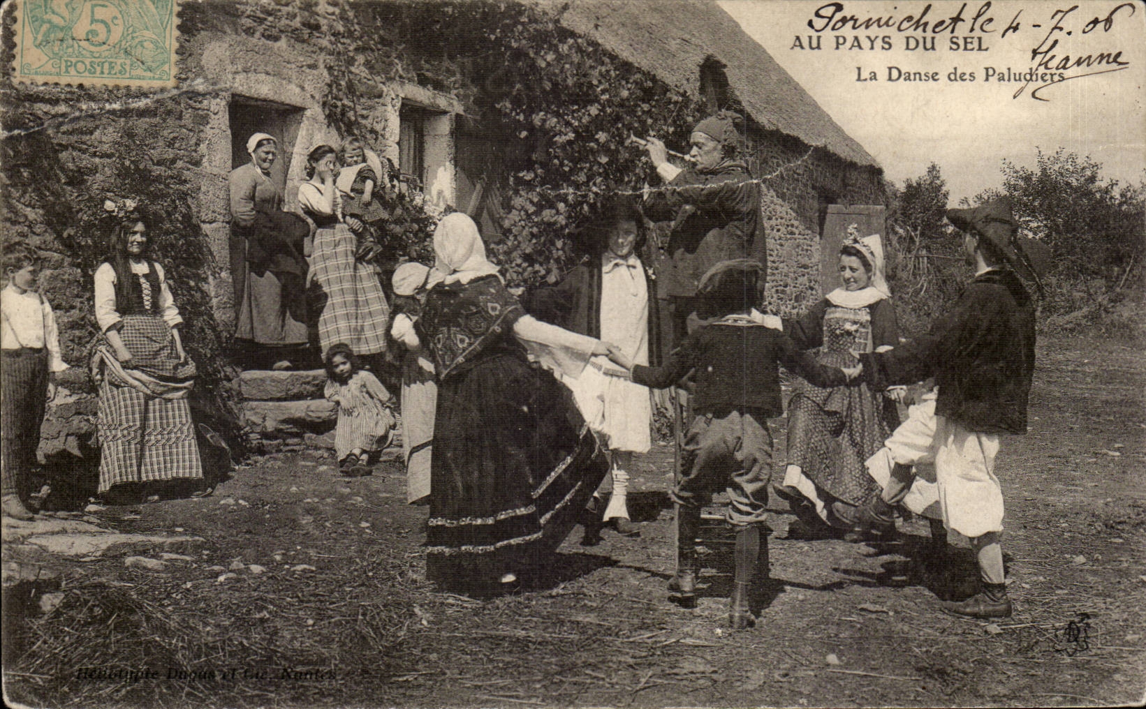 With the country of Salt CPA dance of the paludiers (folklore costume)