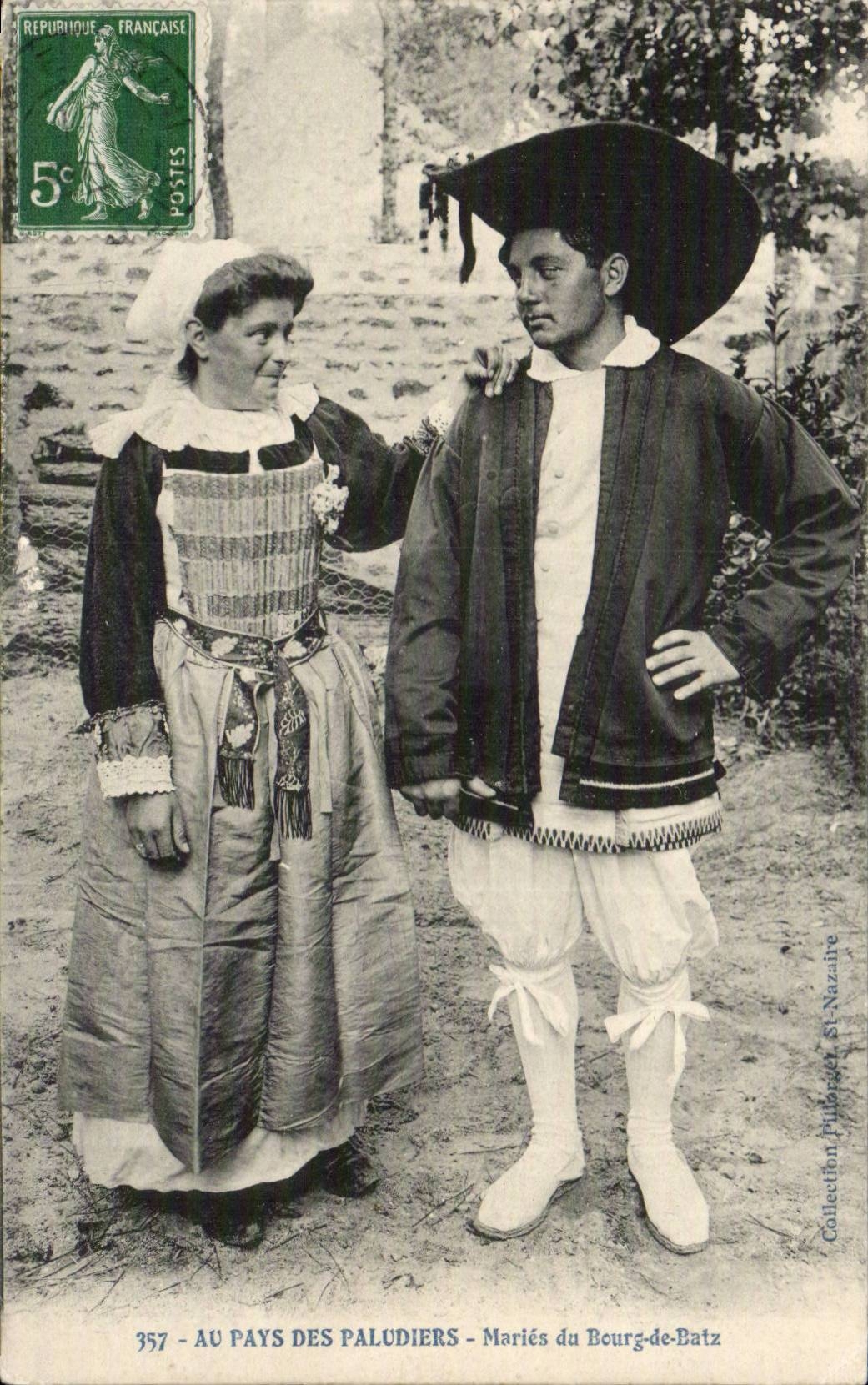 With the country of Paludiers CPA Marry Borough in Batz (folklore caps costume)