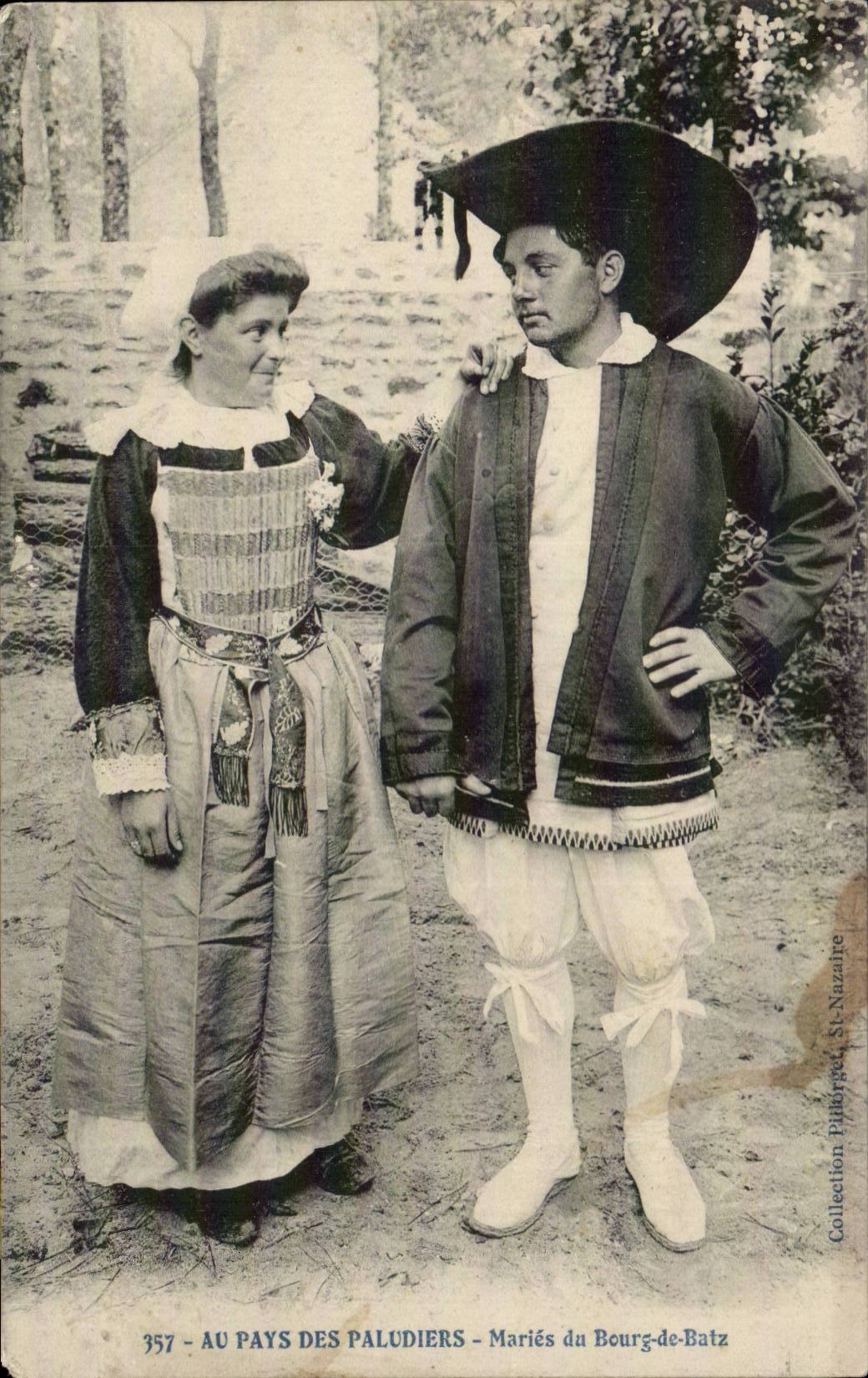 With the country of Paludiers CPA Marry Borough in Batz (folreklo costume caps)