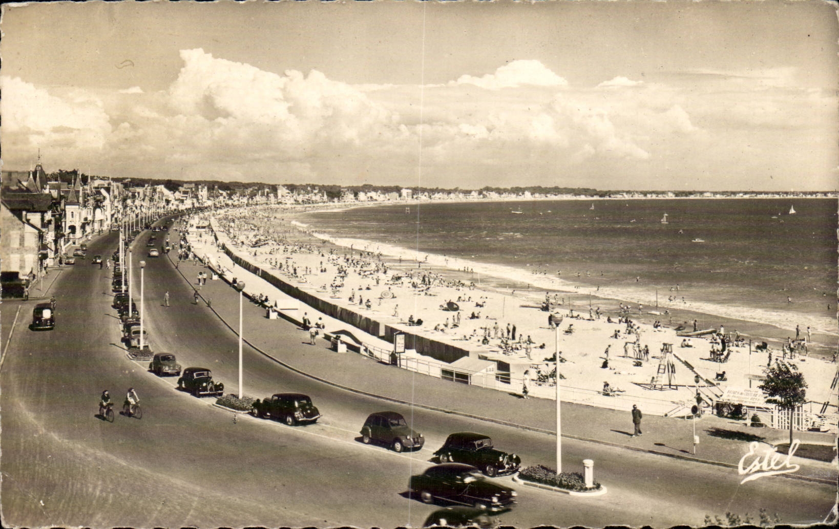 La Baule CPA the beach and the embankment seen of the casino