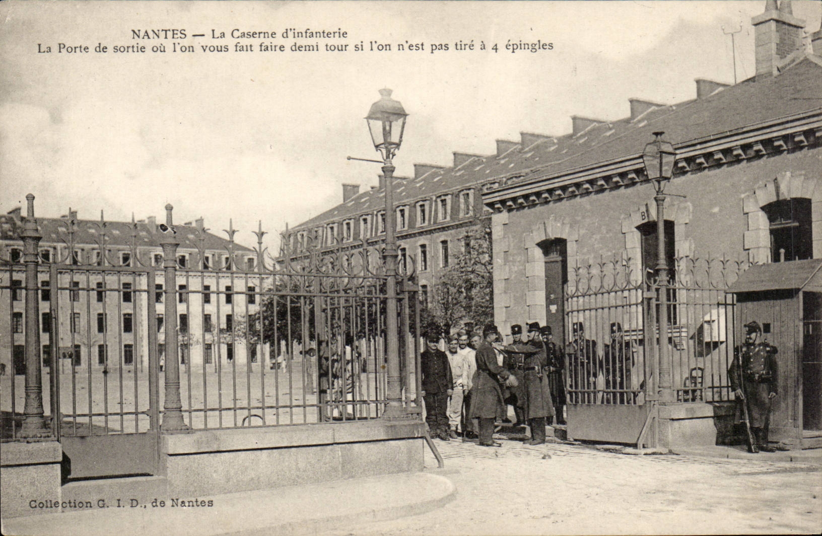 CPA Nantes the barracks of infantry the exit door