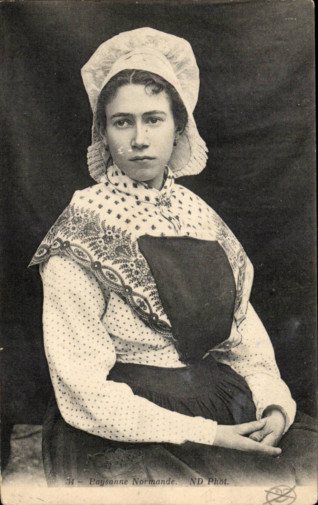 Peasant CPA Norman (folklore caps)