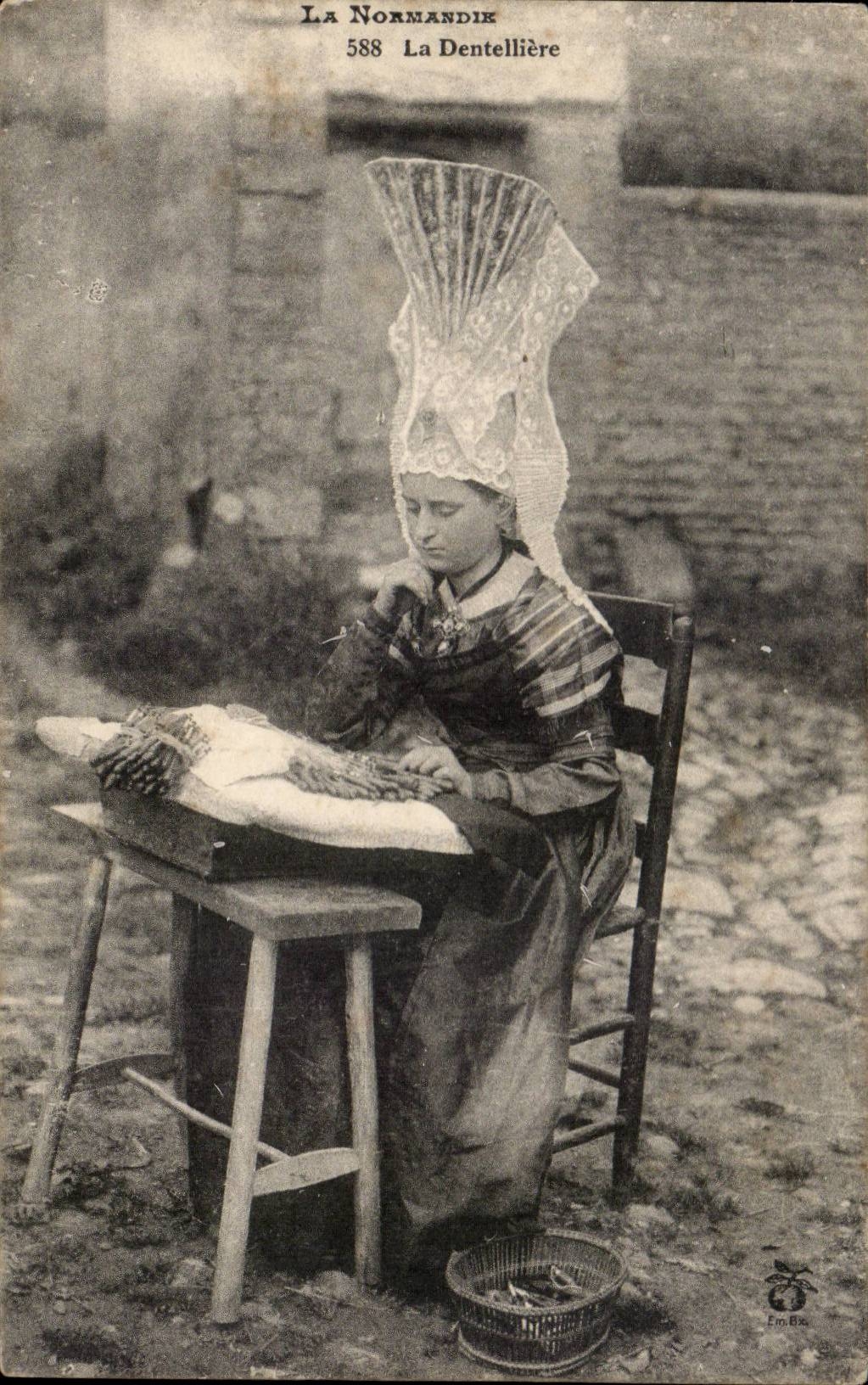 CPA Normandy the lacemaker (cap folklore)