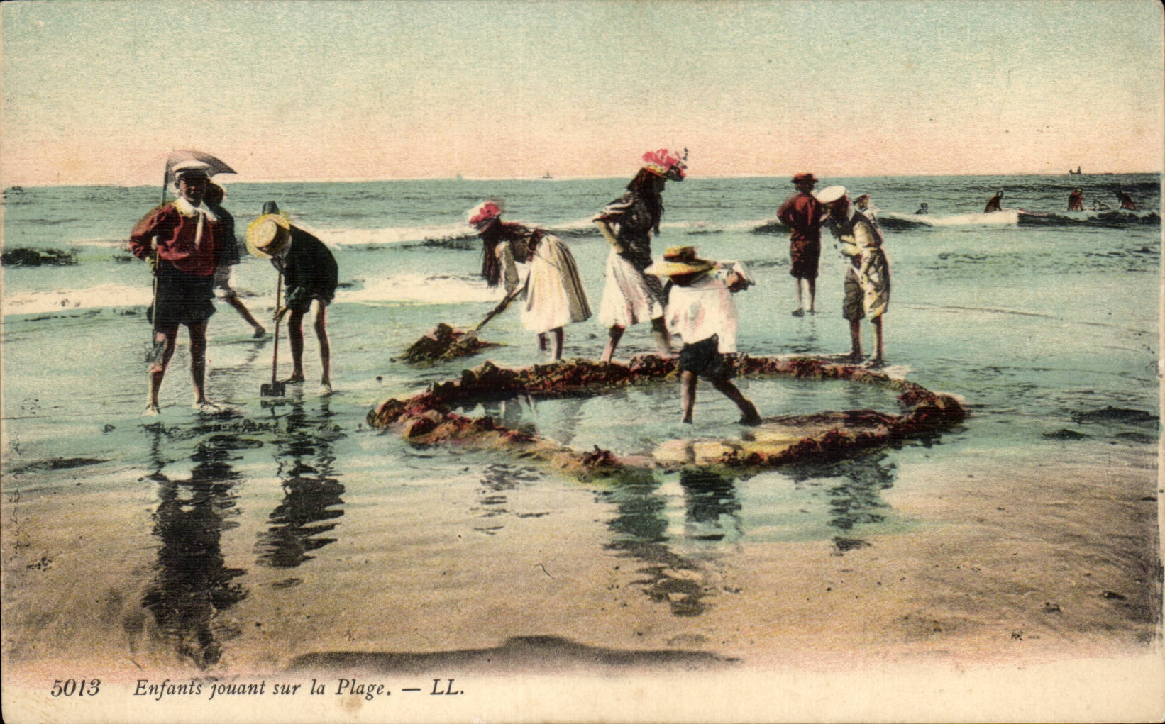 CPA Children exploiting the beach