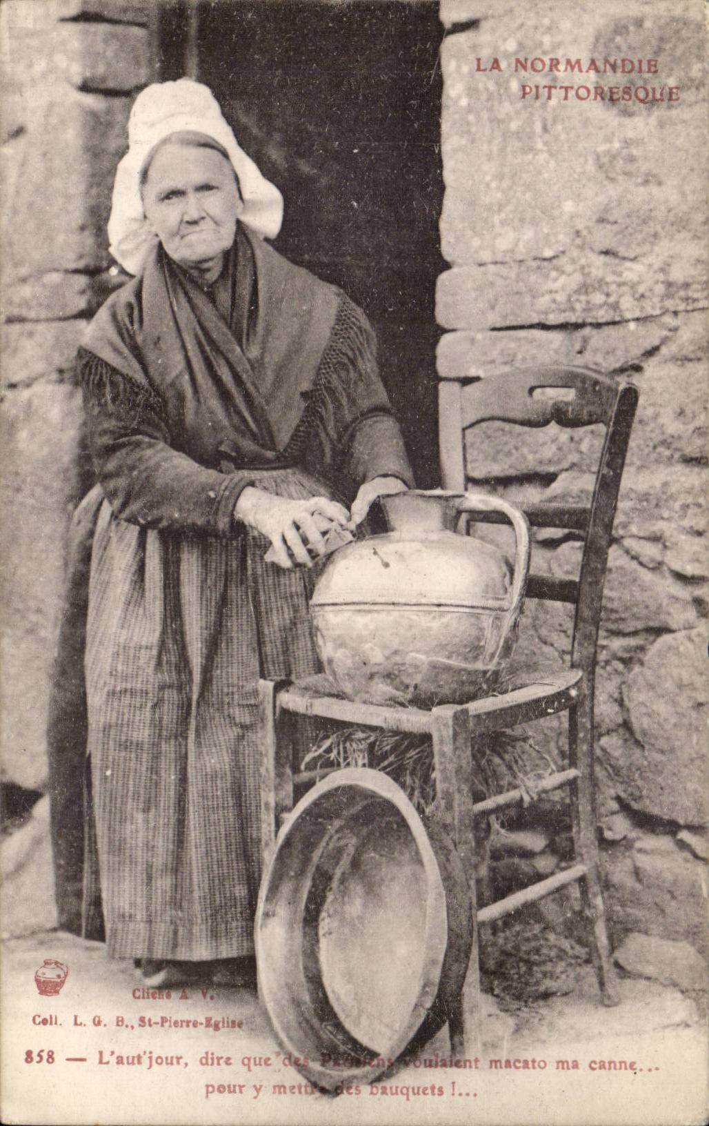 CPA picturesque Normandy old woman (folklore caps costume)
