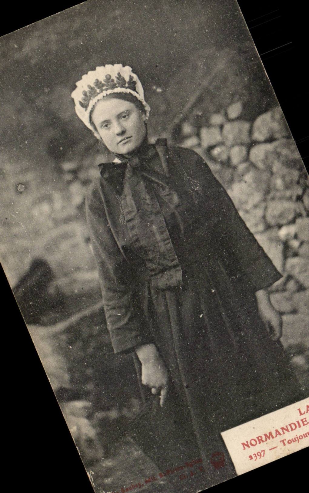 CPA faithful picturesque Normandy Toujours has its costume (folklore caps costume)