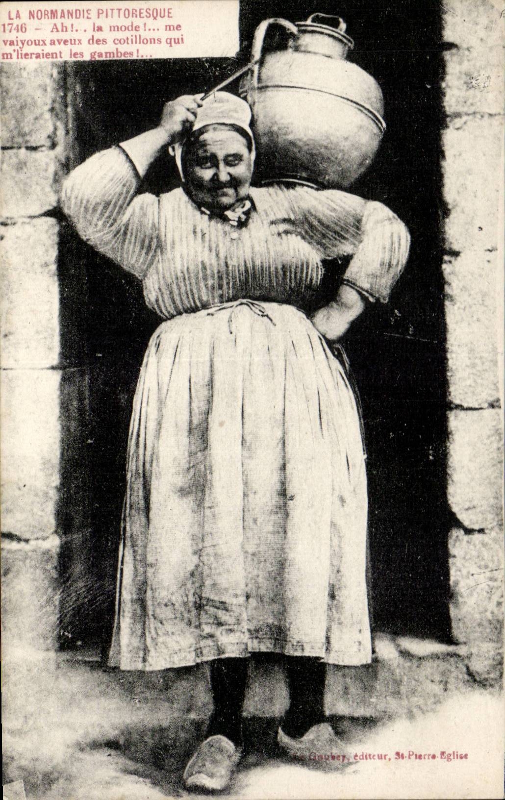 CPA picturesque Normandy old woman (folklore caps costume)