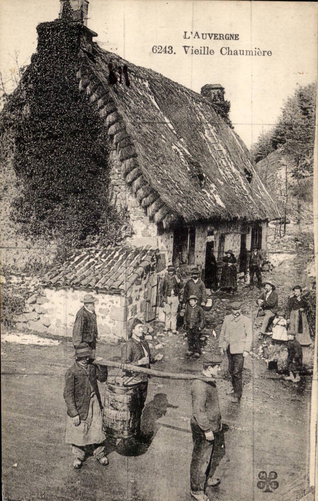 CPA Auvergne the old thatched cottage (folklore caps costume)