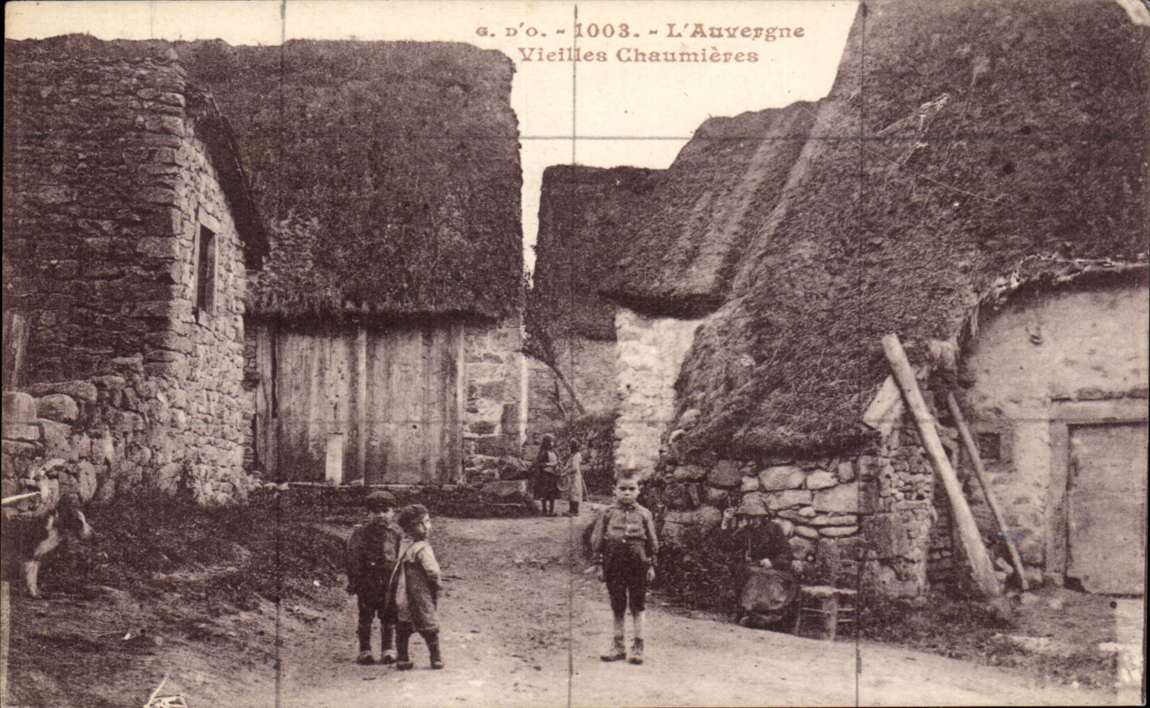 CPA Auvergne Old thatched cottages (folklore caps costume children)