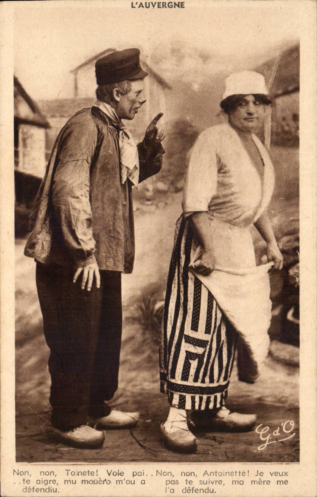 CPA Auvergne Not No toinette (folklore caps costume)