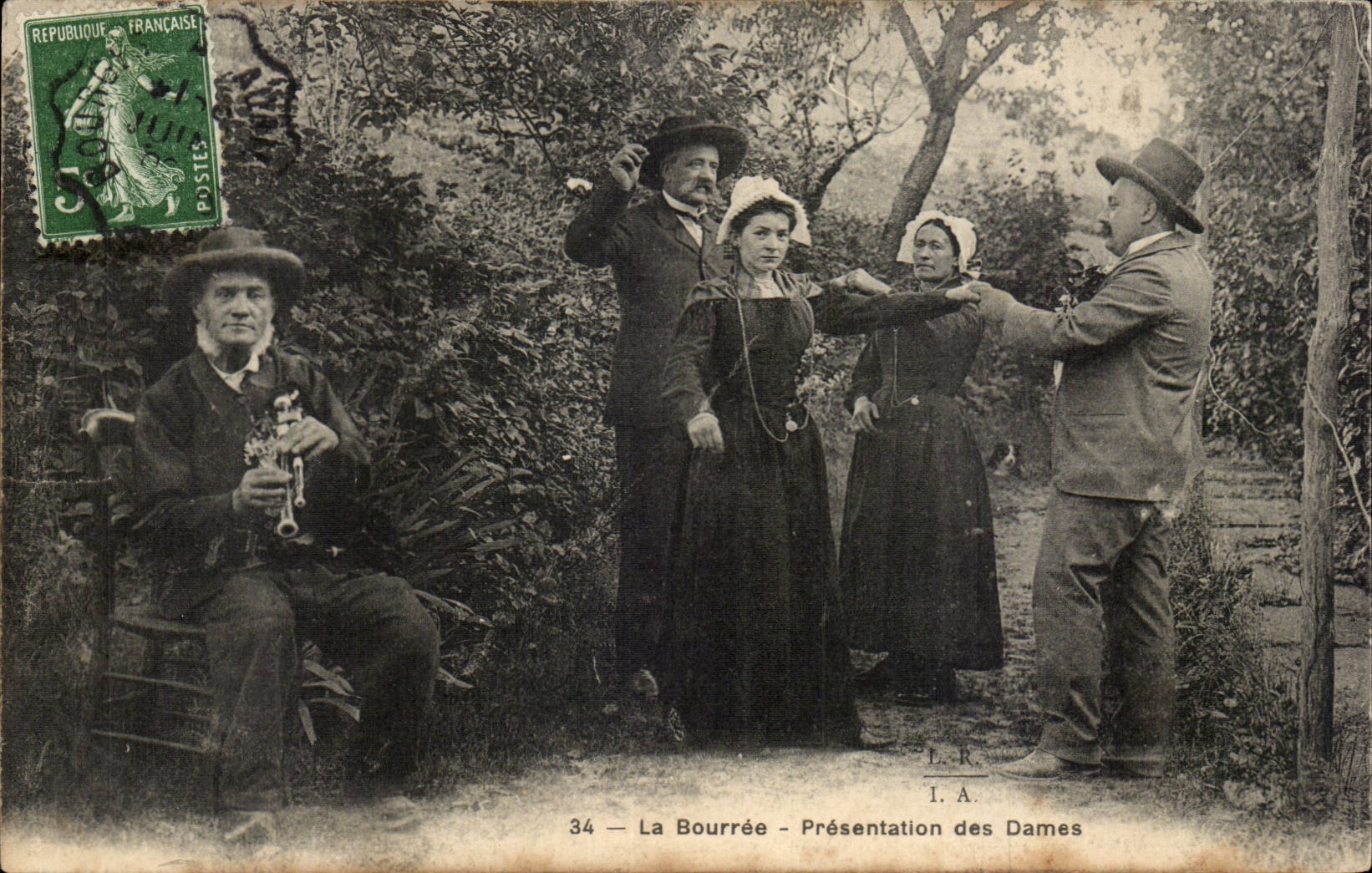 CPA the flock of Auvergne Presentation of the ladies (folklore caps costume)