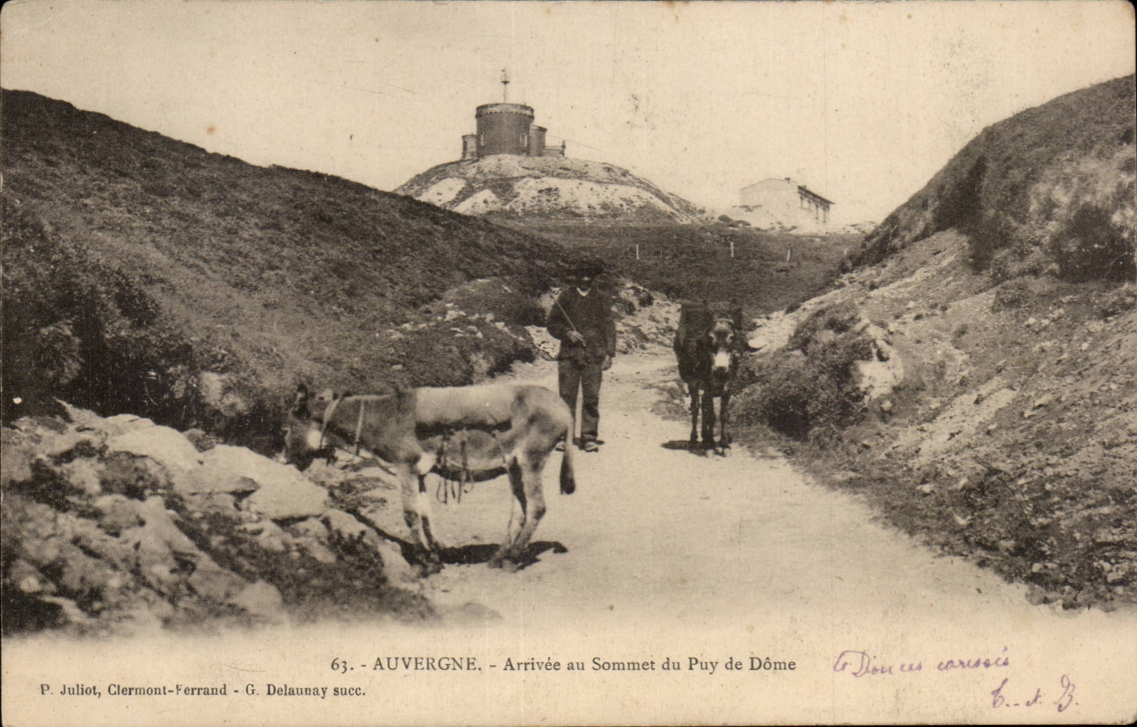 CPA Auvergne Arrival at the top of Puy de Dome (folklore caps costume ass donkey)