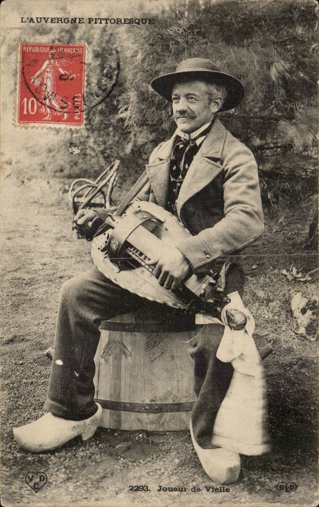 CPA Auvergne Player of old woman (folklore caps costume music)