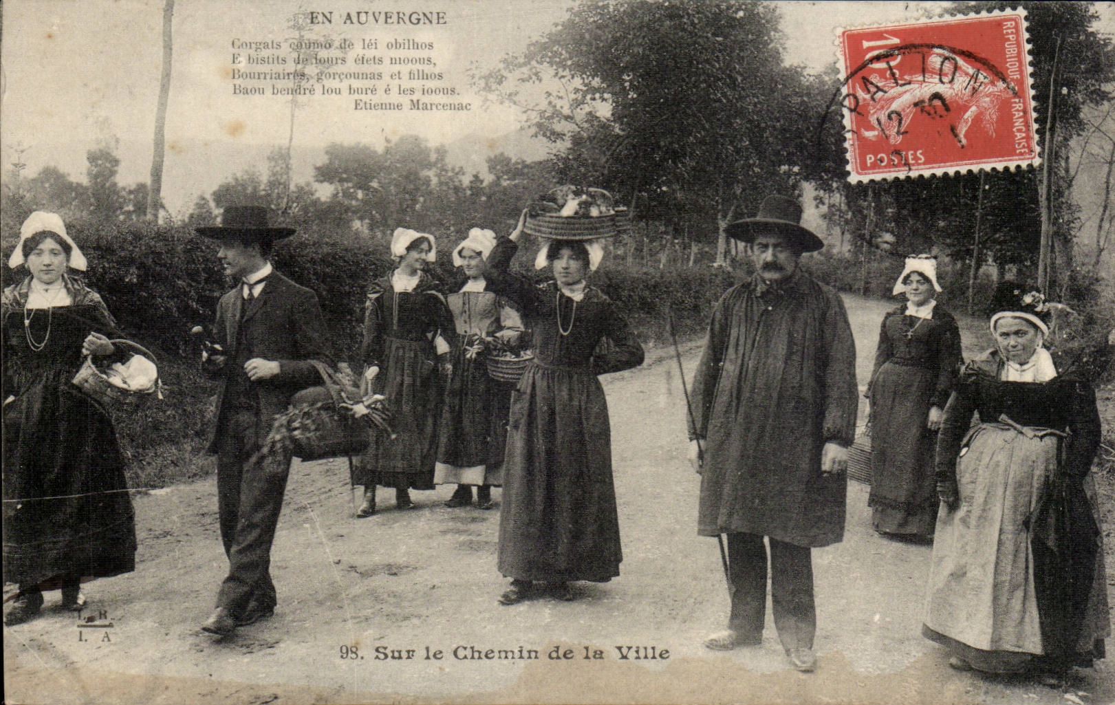 CPA Auvergne On the way of cheap (folklore caps costume)