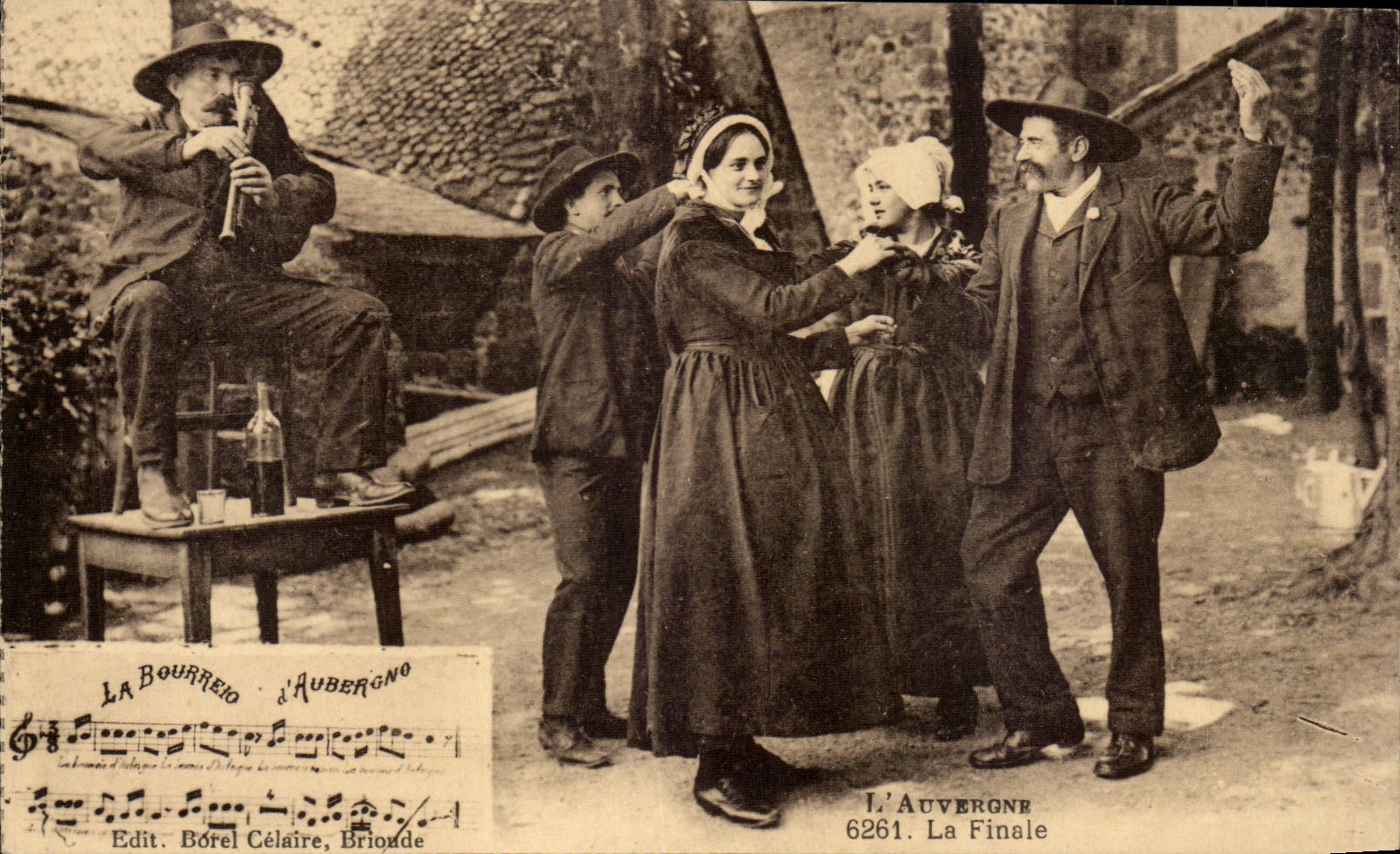 CPA Auvergne the final (folklore caps costume)