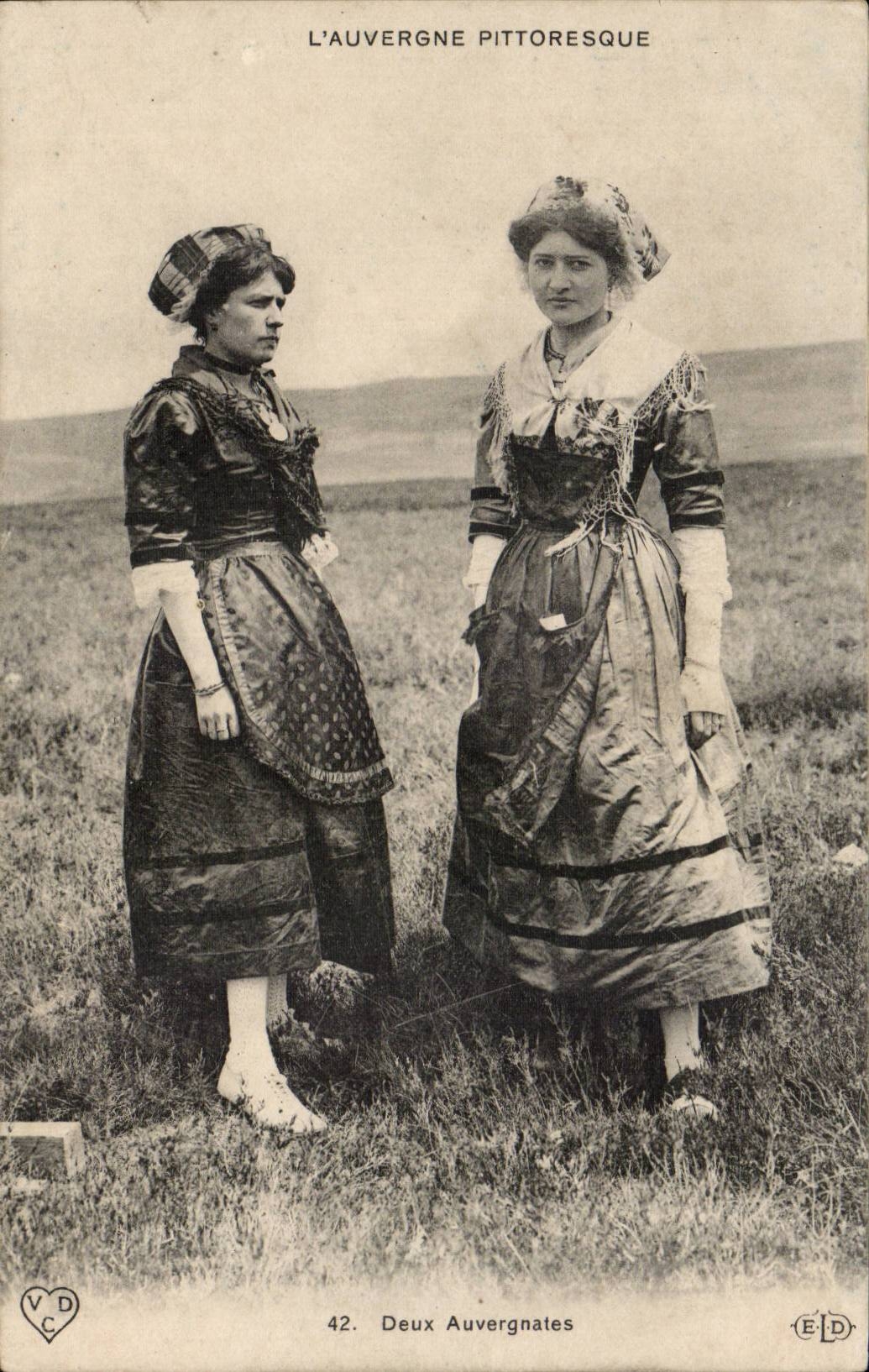 CPA Auvergne Two auvergnates (folklore caps costume)
