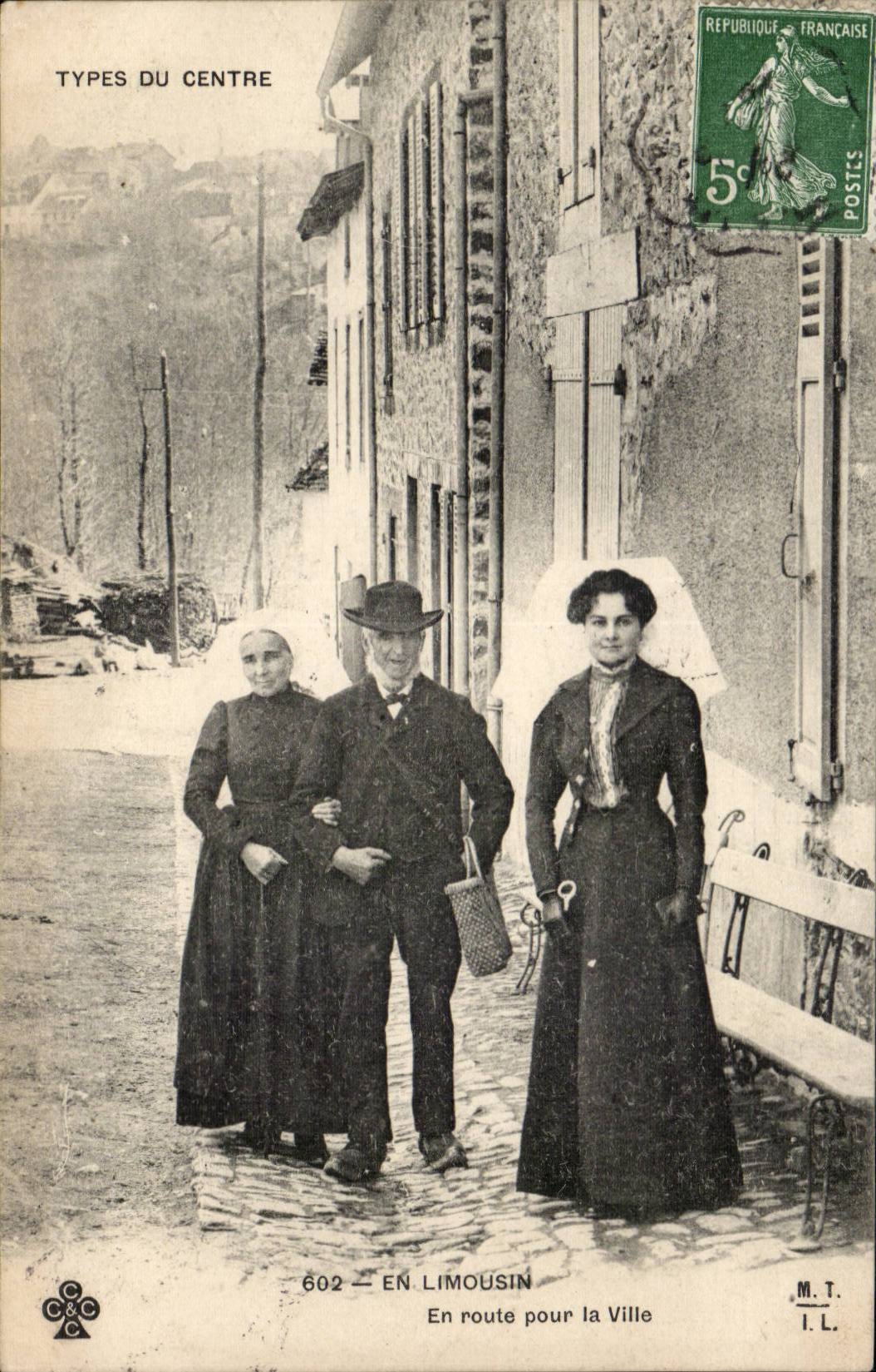 Standard CPA of the Center In the Limousin On the way for the city (folklore caps costume)