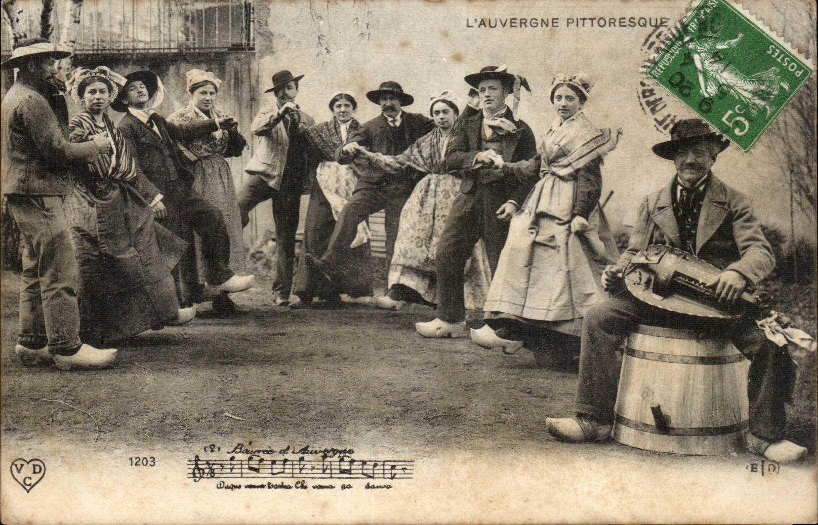 CPA picturesque Auvergne (folklore caps costume)