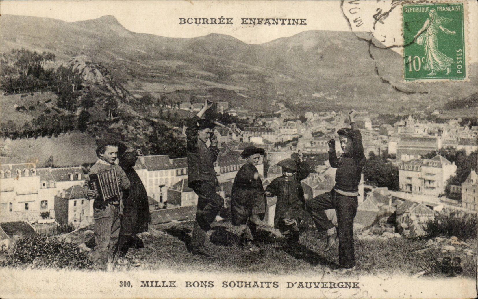 CPA Auvergne childish Faggot Thousand good wishes (folklore caps costume accordion)