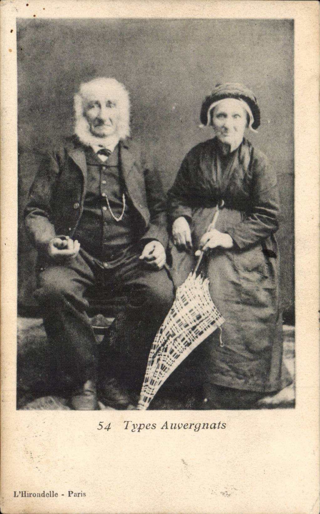 Standard CPA of Auvergne (folklore caps costume)