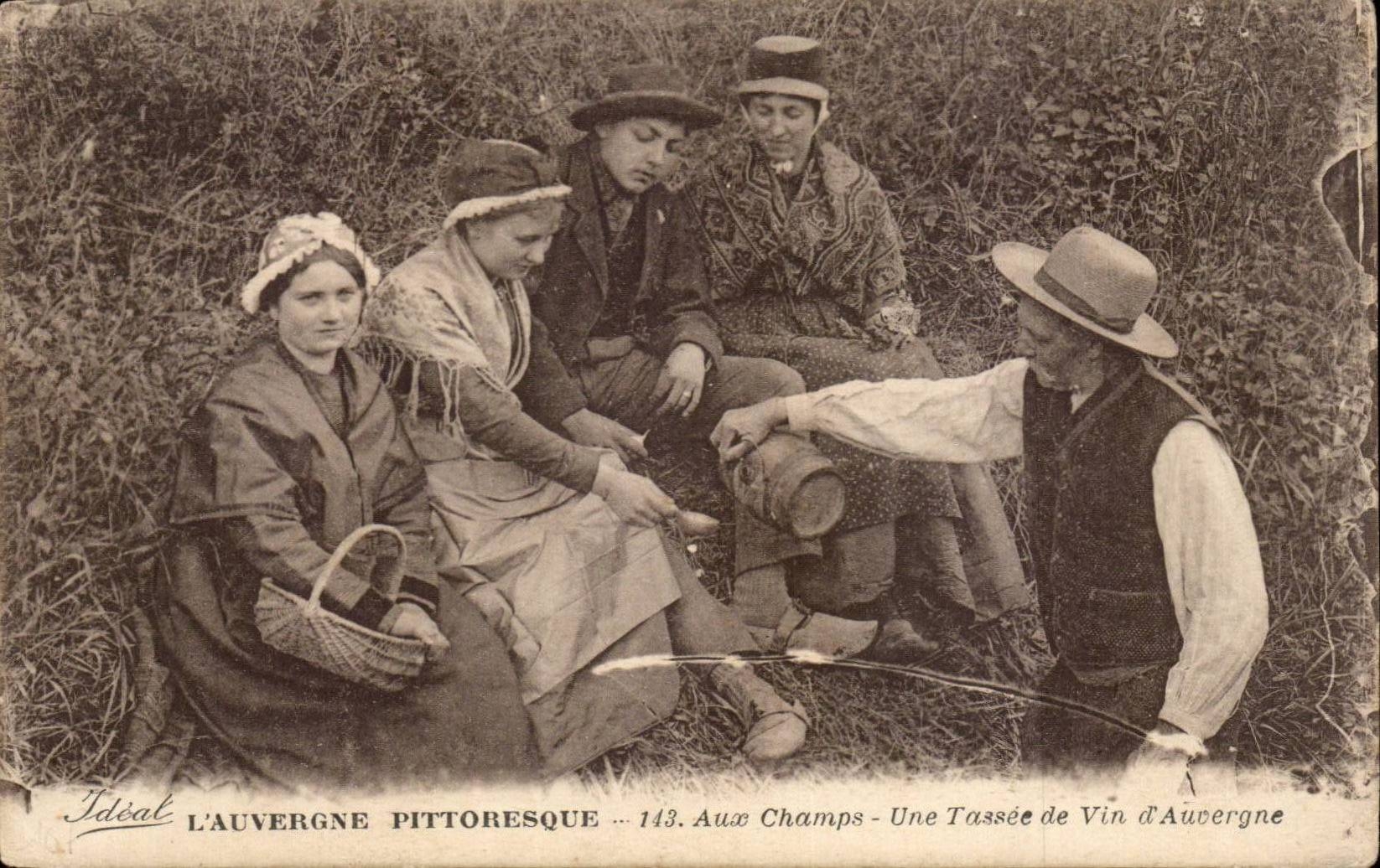 CPA Auvergne With the fields a wine cup of Auvergne (folklore caps costume)