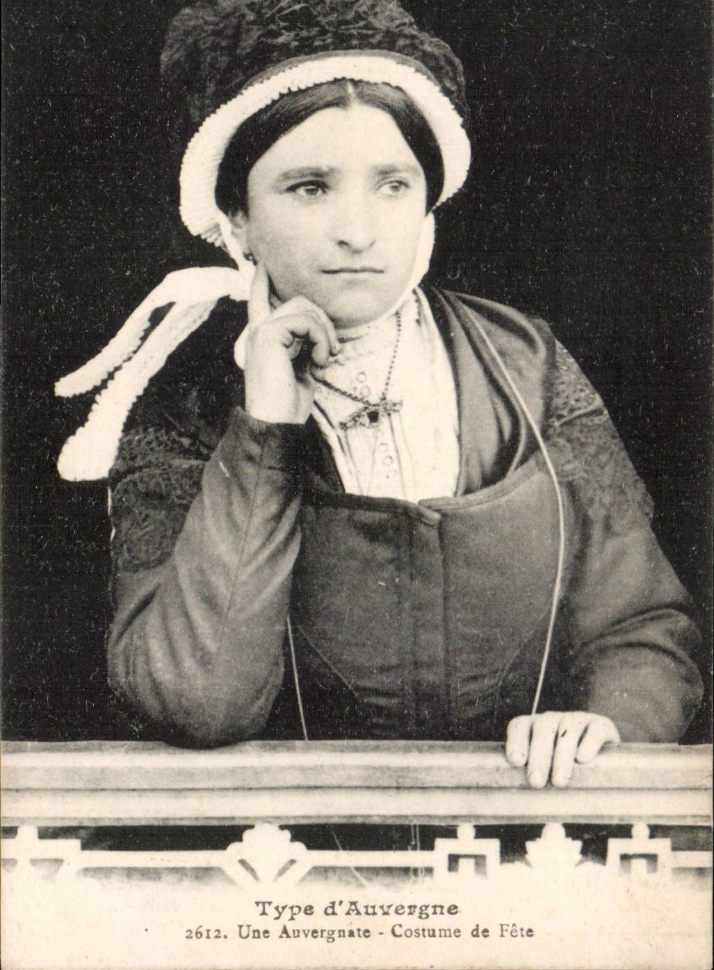 Standard CPA of Auvergne Auvergnate Costume of festival (folklore caps costume)