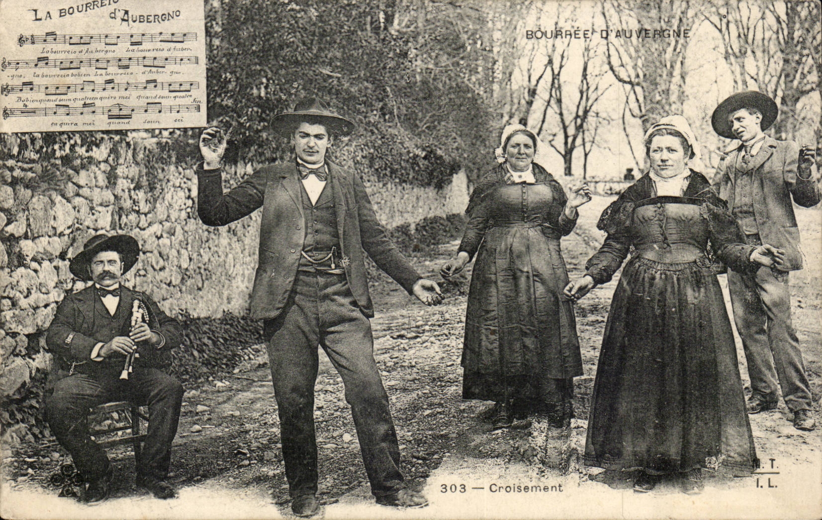 Standard CPA of Auvergne Faggot Crossing (folklore caps costume)