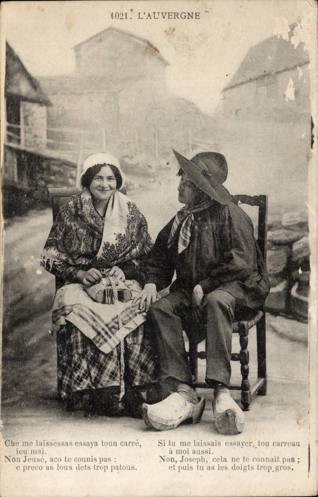Standard CPA of Auvergne peasant Young people (folklore caps costume)
