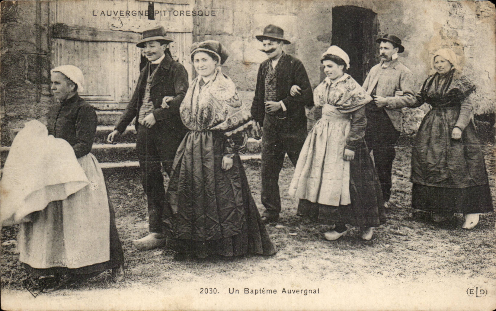 Pittorresque CPA Auvergne a Auvergnat baptism (folklore caps costume)