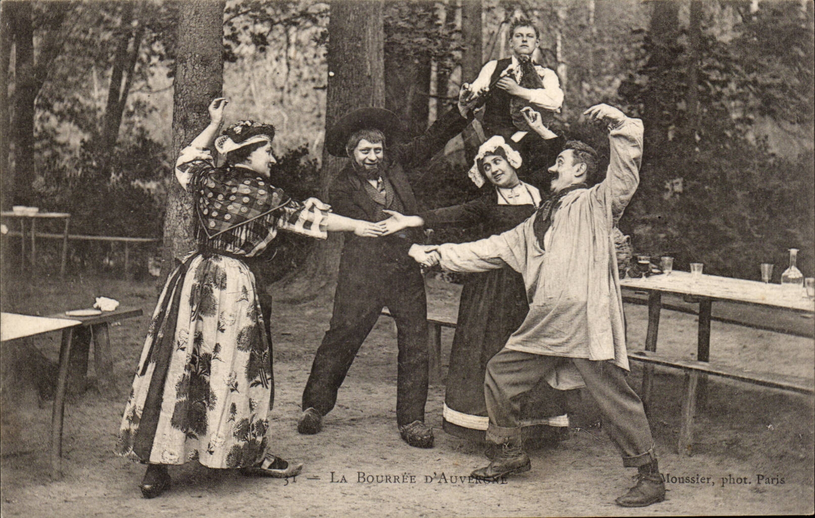 CPA Auvergne The bourree (folklore caps costume)