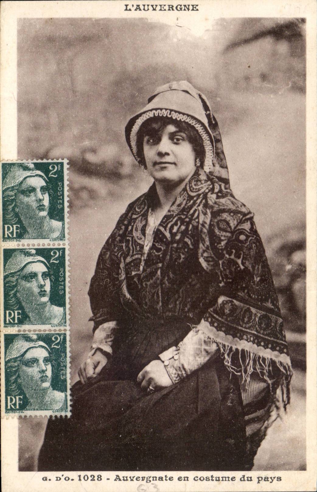 CPA Auvergne Auvergnate in costume of country (folklore caps costume)