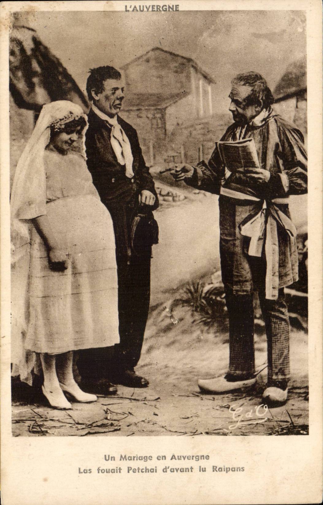 CPA Auvergne a Las marriage fouait Petchai of before read Raipens (folklore caps costume)