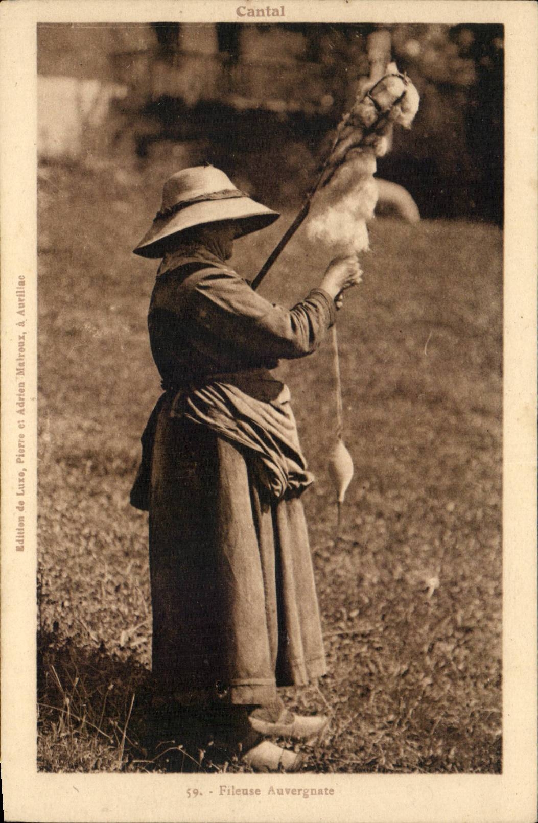 CPA Auvergne Ropemaking machine auvergnate Cantal (folklore caps costume)